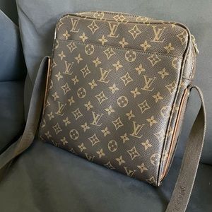 Vintage AUTHENTIC Louis Vuitton Cross Bag. Unisex
